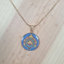 Collier pendentif fleur orientale fond bleu